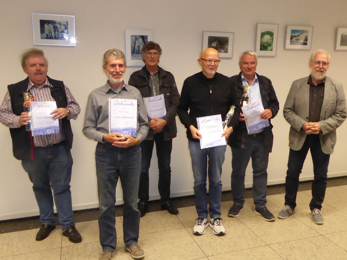 Auf der Versammlung wurden auch Mitglieder fr ihre Vereinstreue geehrt (von links): Jrgen Richter, Uli Galle, Kurt Mller, Heinrich Halbe und  Rainer Kipping konnten von Hubertus Hensel eine Urkunde und ein kleines Geschenkt entgegennehmen. (Foto: Heimatverein Kirchen)