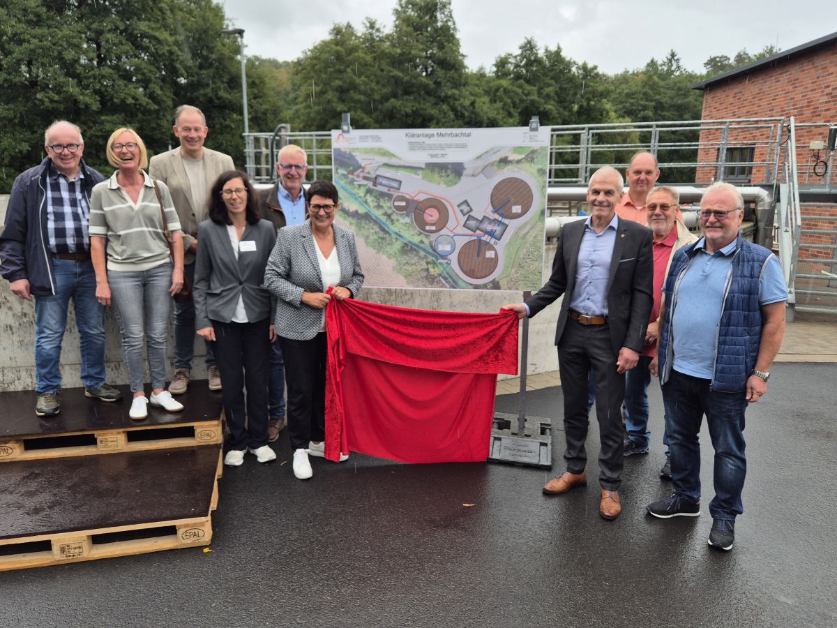 Bei der offiziellen Einweihung wurde auch dieser Plan der Kl�ranlage Mehrbachtal enth�llt. (Foto: vh)
