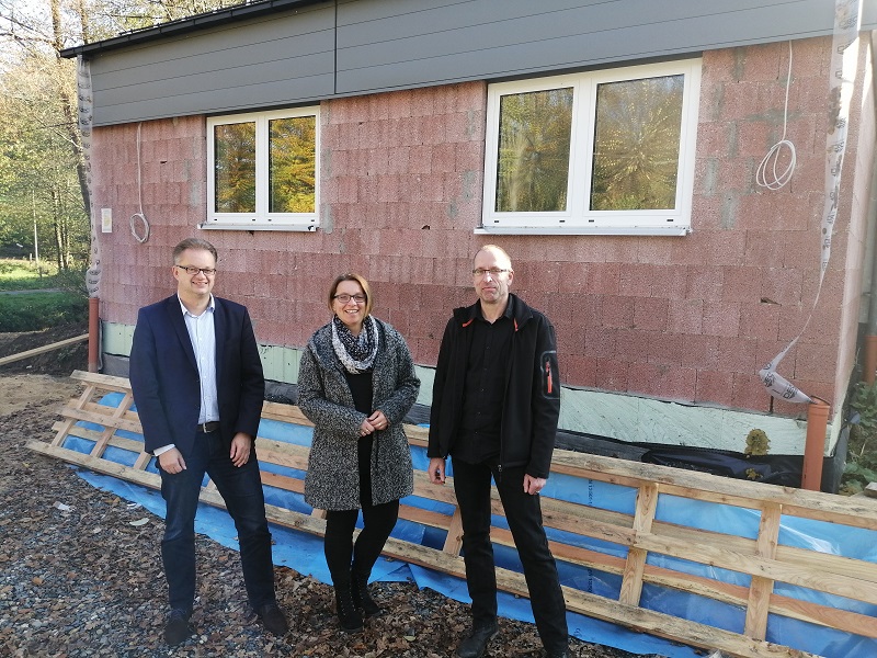 Froh, dass die Baustelle bald ihre Schuldigkeit getan hat:  Sascha Koch (links), Sandra Kanthak und Roland Mller. (Foto: hak)