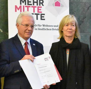 Hamms Ortsbrgermeister Bernd Niederhausen erhielt die Urkunde fr den Erfolg bei Mehr MITTE bitte durch Finanz- und Bauministerin Doris Ahnen in Mainz. (Foto: Finanzministerium RLP) 