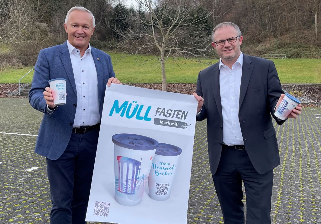 Landrat Achim Hallerbach und Oberbrgermeister Jan Einig mit Neuwieder Bechern. Foto: privat