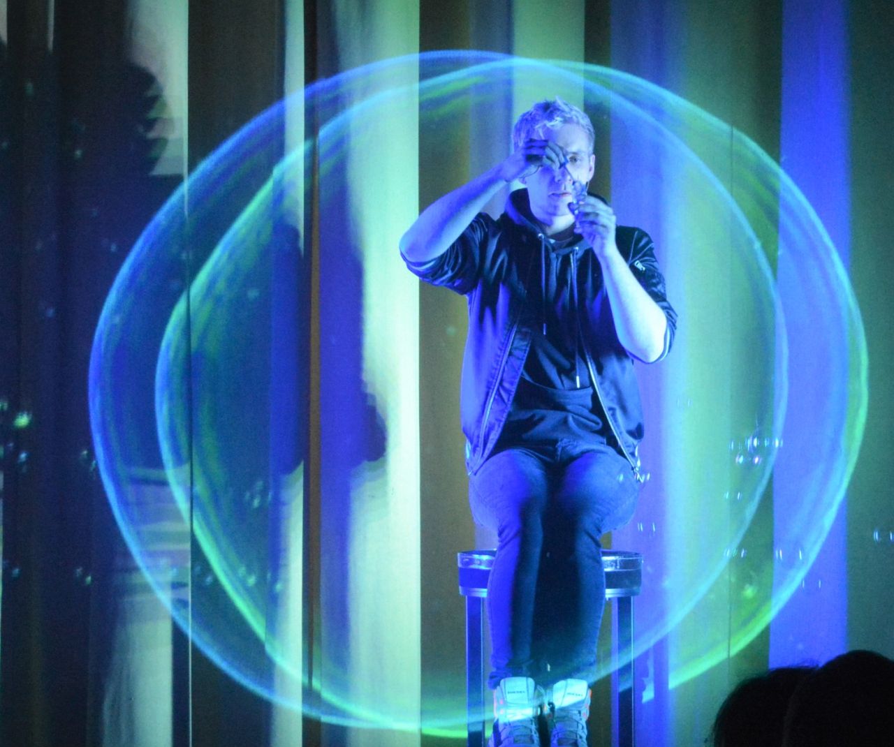 In einer virtuellen Seifenblase verschwindend, beendete Mellow die Show. Foto: Wolfgang Rabsch