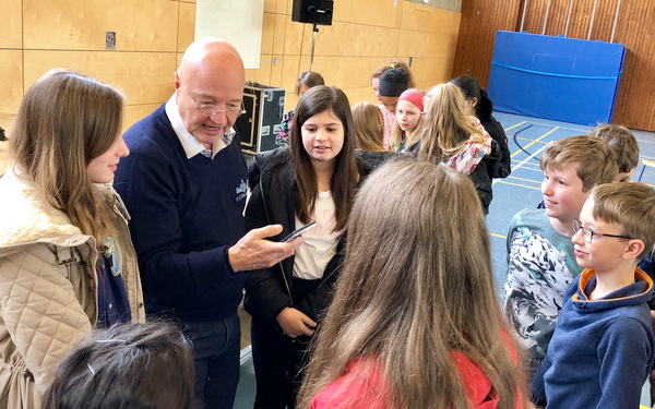 Im Rahmen eines Megamemory-Tages bot Gregor Staub in der Turnhalle des Gymnasiums ganztgig motivierende, interessante und lehrreiche Gedchtnisbungen an und zeigte Einblicke in die Vielfalt der Mnemotechniken. (Foto: privat)