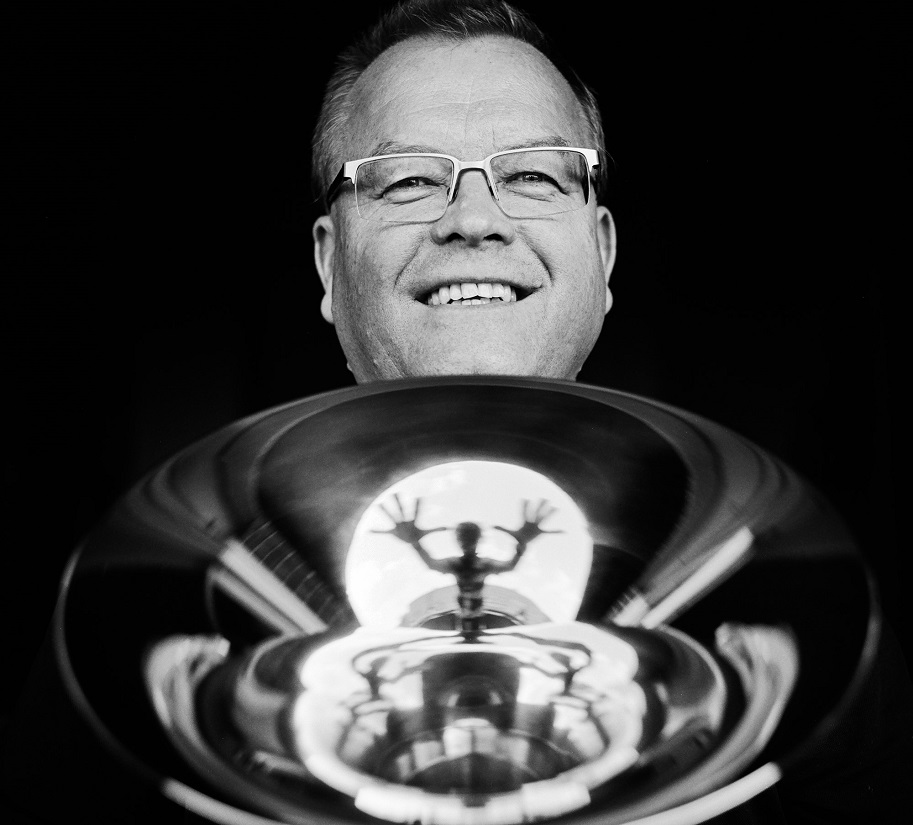 Thilo Mller aus Rehe leitet den Posaunenchor Alpenrod und erlebt bei jeder Probe, wie aus Klngen Segen wird. (Foto: Peter Bongard)