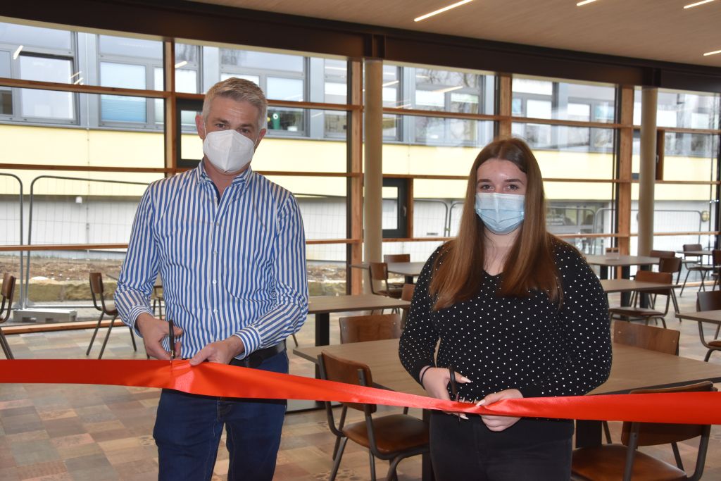 Offizielle Erffnung der neuen Schulmensa durch Schulleiter Franz-Josef Gerz und Schlersprecherin Vanessa Grob. Fotos: privat