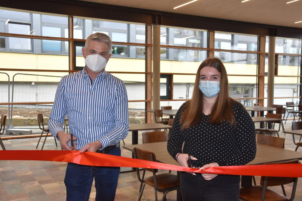 Offizielle Erffnung der neuen Schulmensa durch Schulleiter Franz-Josef Gerz und Schlersprecherin Vanessa Grob. Fotos: privat