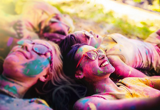 bunt statt blau: Der Plakatwettbewerb fr Schlerinnen und Schler zwischen 12 und 17 Jahren findet zum zehnten Mal statt. (Foto: iStock/DAK-Gesundheit) 