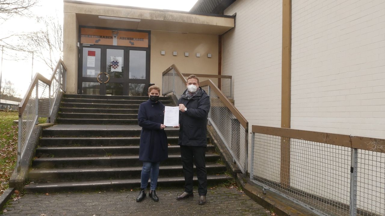 Erster Beigeordneter Holger Heuser mit Ilka Breutigam, zustndig fr den Bereich Bildung, Kultur und Sport bei der Stadt Bad Honnef. Foto: Stadt Bad Honnef