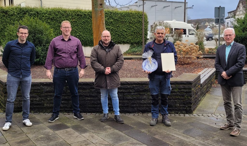 Von links nach rechts: Pascal Hachenberg, Broleiter Rasbach, Heiko Weller, Sabit Merovci und Brgermeister Mendel. Foto: privat