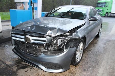 Der Mercedes des Briten wurde beim Aufprall auf die Mittelleitplanke erheblich ebschdigt, der Fahrer setzte seine Fahrt dennoch fort - zumindest bis Montabaur. (Foto: Verkehrsdirektion Koblenz/Polizeiautobahnstation Montabaur)