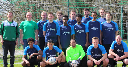 Die Fuballer des FSV Merkelbach im neuen Swag-Outfit. (Foto: Verein/Swag) 