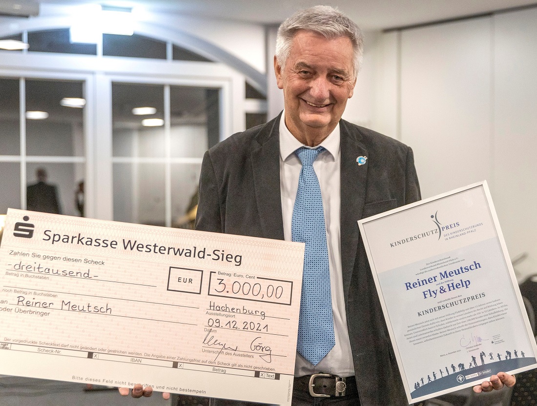 Rainer Meutsch nimmt dankbar den Preis entgegen. (Foto: Rder-Moldenhauer)