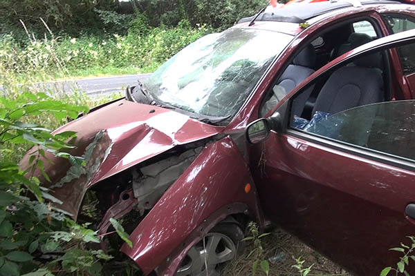 Abflug in den Wald - Fahrer erlitt schwerste Verletzungen