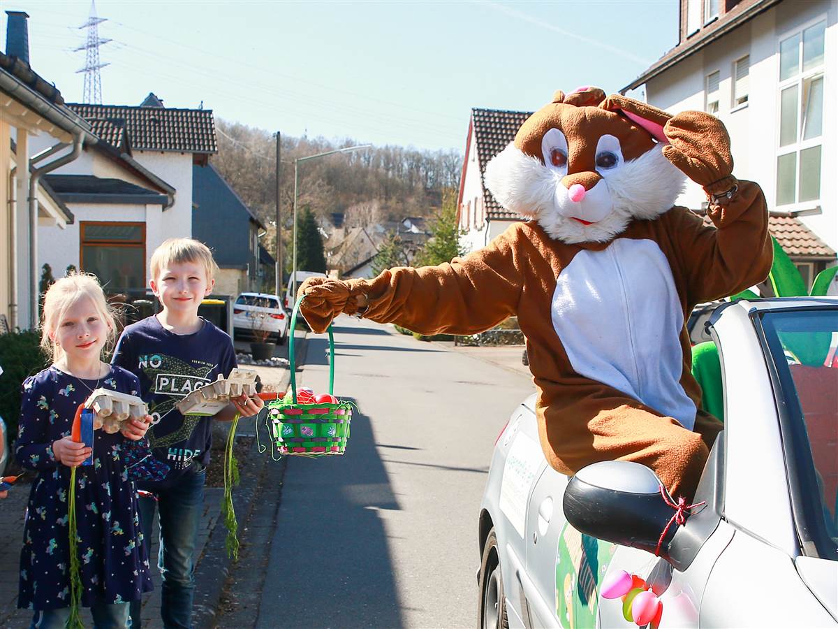 Da staunten Kinder und Erwachsene nicht schlecht, als pltzlich der Osterhase im Cabrio bei ihnen zu Hause vorfuhr. (Foto: Jugendpflege Betzdorf-Gebhardshain) 