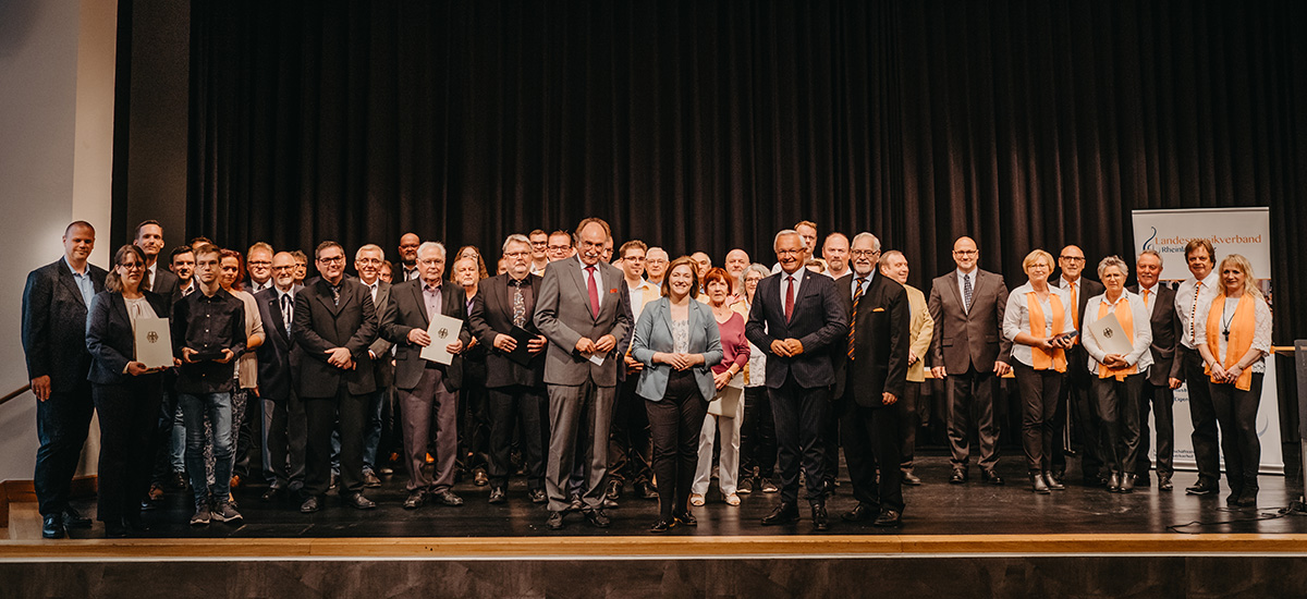 Kulturministerin Katharina Binz (Mitte) berreichte im Rheintal-Kongress-Zentrum in Bingen an zehn rheinland-pflzische Chre und Musikvereine die Pro-Musica- und Zelter Plakette, untersttzt von LMV-Prsident Achim Hallerbach (rechts) und Landesmusikrats-Prsident Peter Stieber (links). (Foto: Landesmusikverband Rheinland-Pfalz)