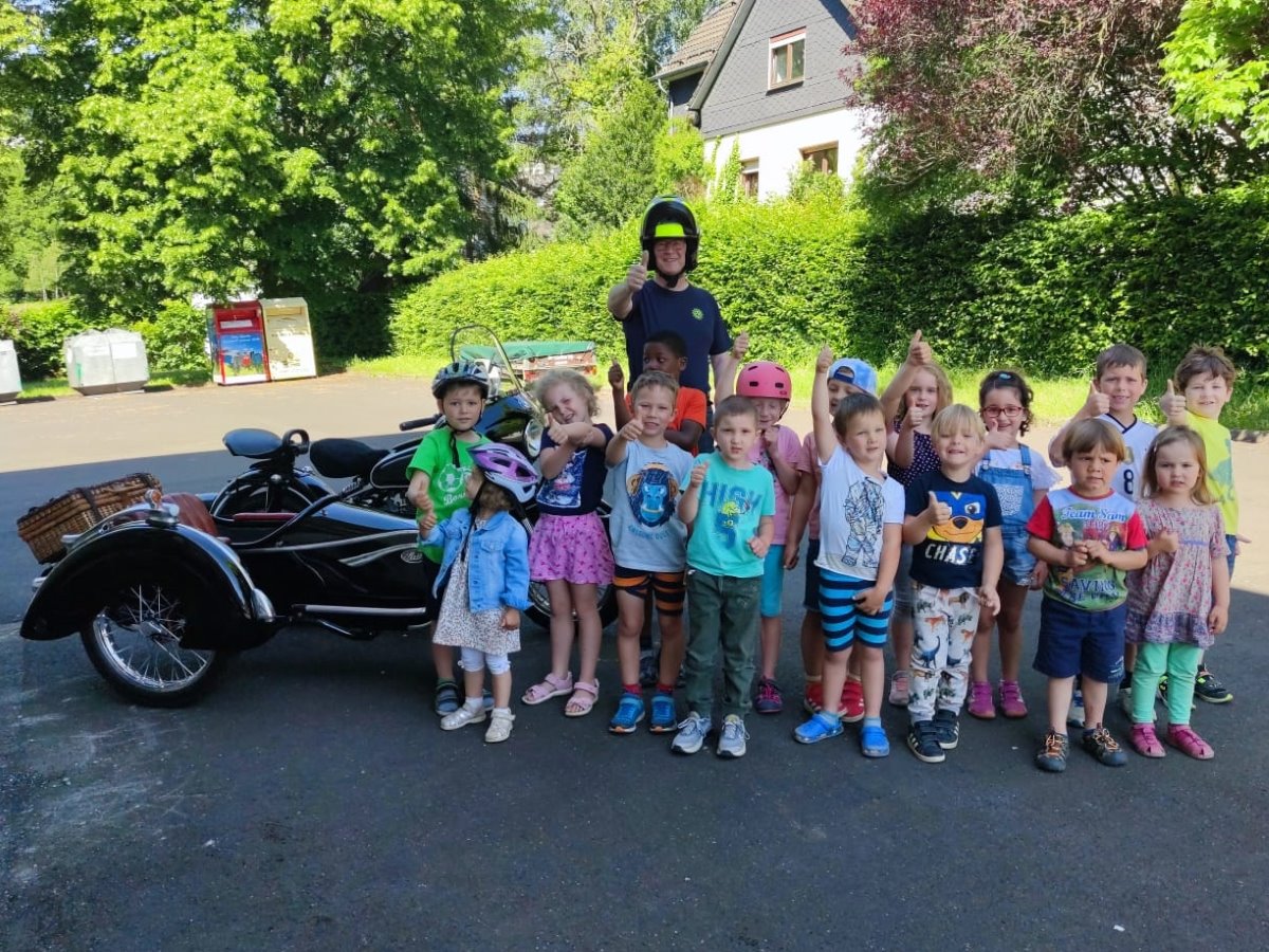 Michael Klappert und sein Oldtimer sorgten fr viel Freude bei den Kleinen der katholischen Kita in Mudersbach-Niederschelderhtte. (Foto: Kita) 