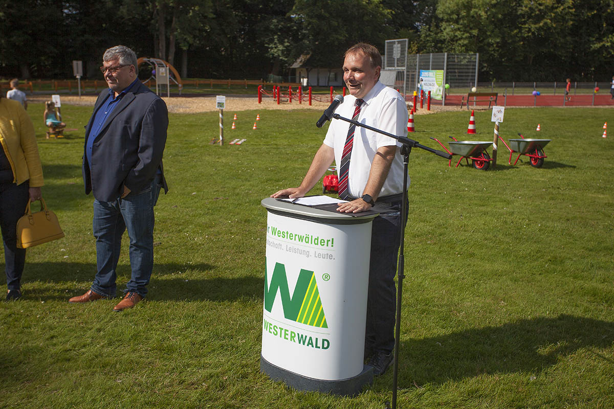 Thomas Vis begrt die Gste und gab einen kurzen Abriss ber die Entstehung des Platzes. Fotos: Wolfgang Tischler