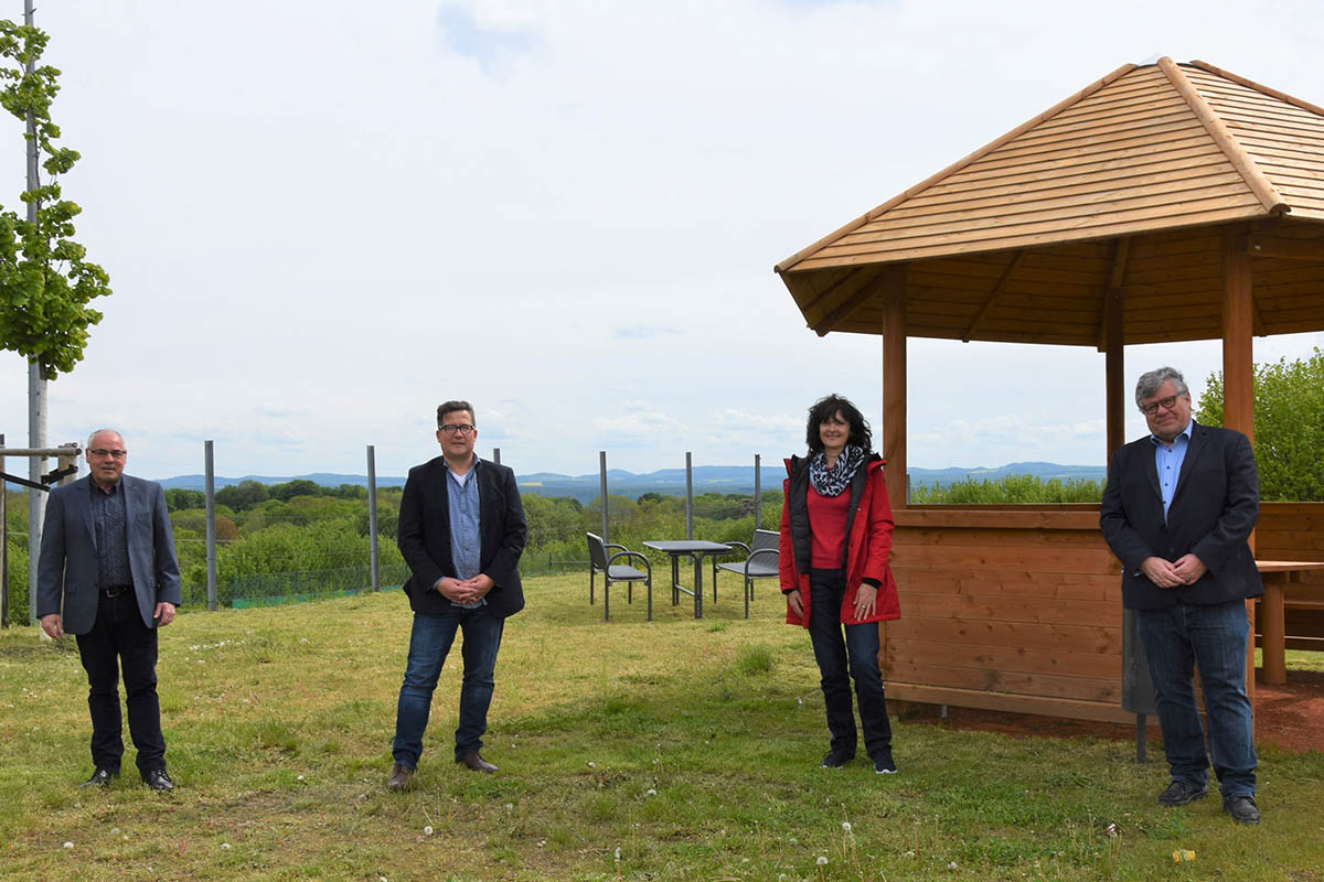 Von links: Veit Doll, Erster Beigeordneter Kasbach-Ohlenberg, Frank Becker, Ortsbrgermeister Kasbach-Ohlenberg, Margit Rdder-Rasbach, Dorferneuerungsbeauftragte, Kreisverwaltung Neuwied und Michael Mahlert, Erster Kreisbeigeordneter. Foto: Kreisverwaltung
