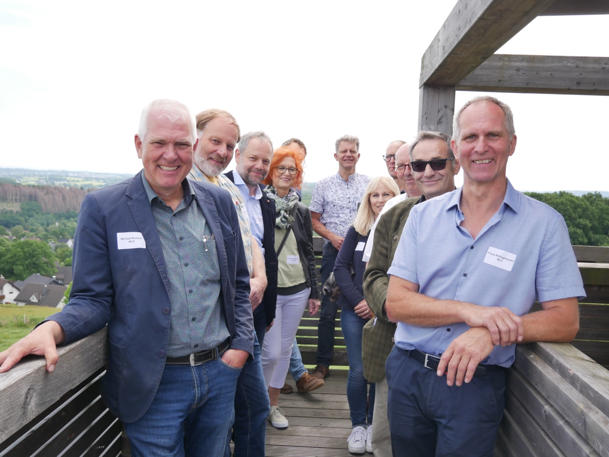 Michael Richard, Matthias Mller, Bernd Eichert, rechts von vorn: Franz Bellinghausen und Josef Schwan. Mit im Bild Gste und ganz hinten von links die Geschftsfhrer Georg Jung und Markus Mille. (Foto: Veranstalter)