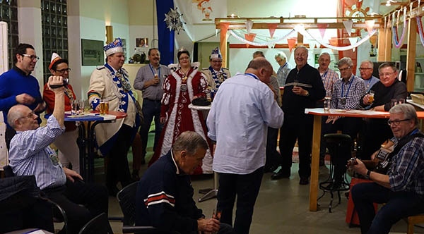 Prinzessin Yvonne I. vom Rennenberger Tal beim Soloauftritt von Bailey (Karl-Heinz Stieldorf) in der Bildmitte, links Pastor Lothar Anhalt, rechts Flippo Wlbert an der Gitarre. Foto: Roland Thees