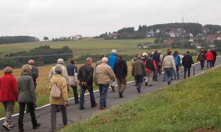 Eine Kttinger Wandergruppe in heimischen Gefilden unterwegs. Foto: Verein