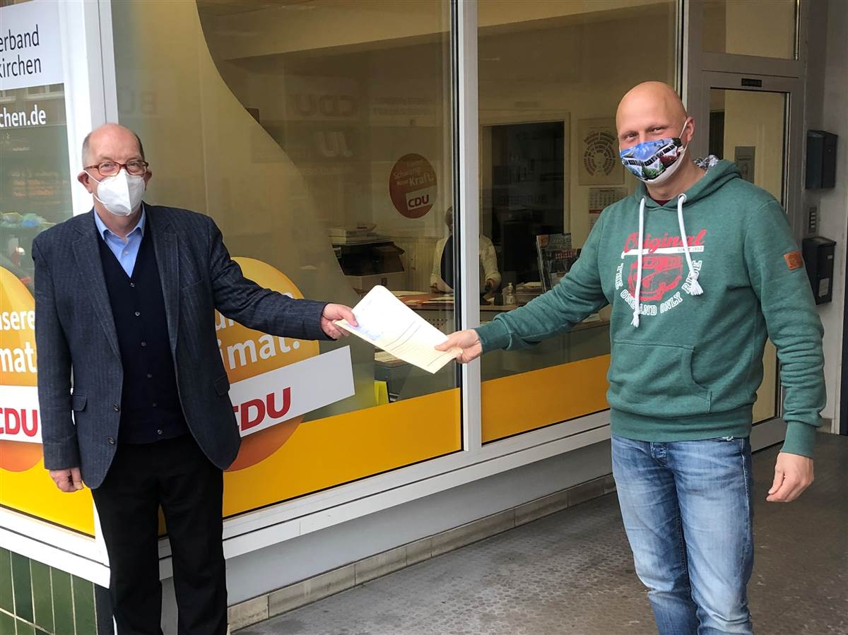 Fahrlehrer Maik Hermann bergibt Michael Wschenbach einen Brief des Vorsitzenden des Fahrlehrerverbandes Rheinland-Pfalz. (Foto: Wahlkreisbro)