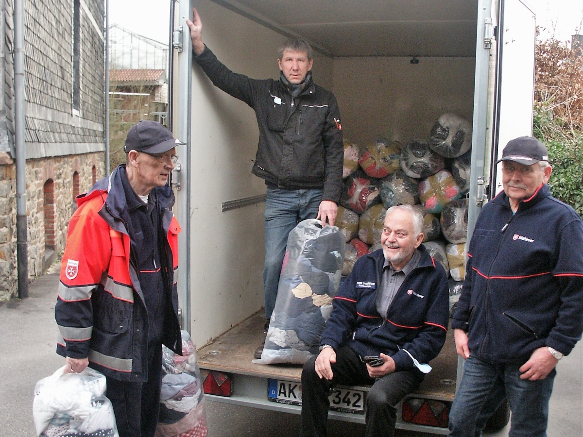 Von Wissen aus ist wieder ein Hilfstransport nach Rumnien gestartet. Auf den Weg geschickt haben ihn die rtlichen Mitglieder des Malteser-Hilfsdienstes. (Foto: Bernhard Theis)