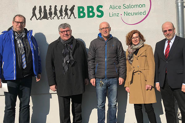 Mahlert informiert sich in Alice-Salomon-Schule