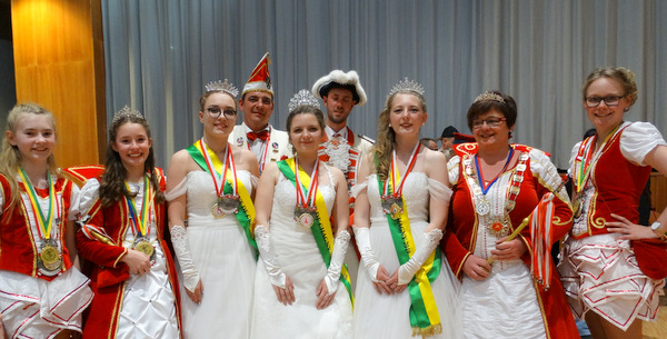 Natrlich waren auch die Wissener Prinzessin Marion I. (2. von rechts) und Kinderprinzessin Lea I. (2. von links) mit nach Chagny gereist. (Foto: privat)