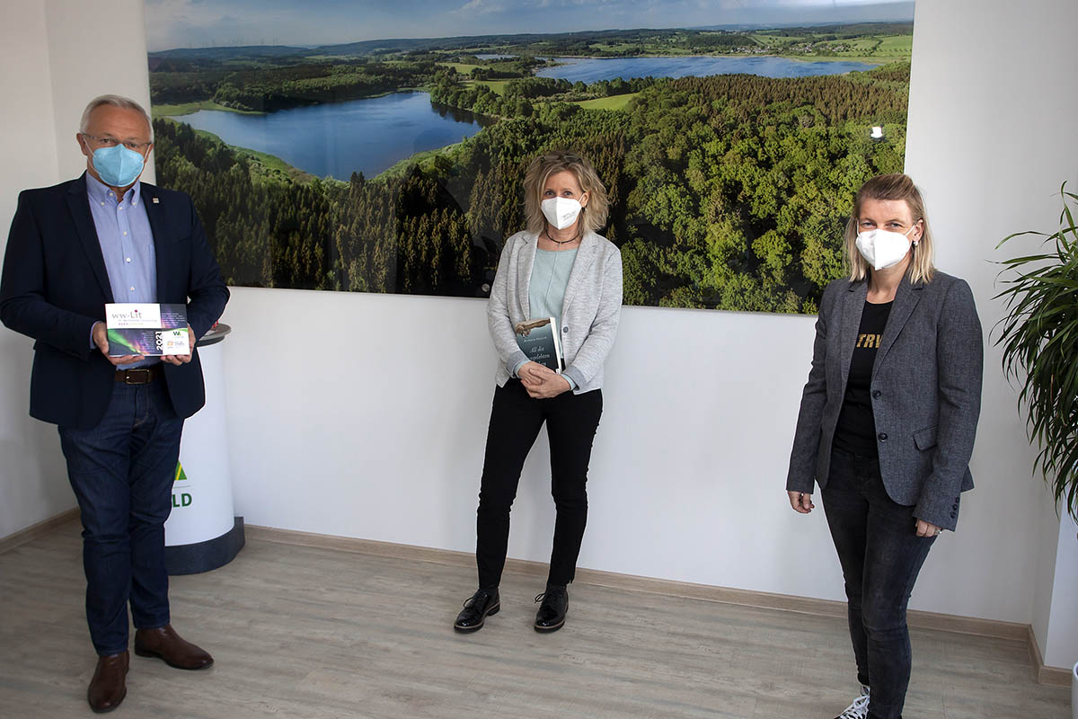 Von links: Landrat Achim Hallerbach, Michaela Abresch und Sandra Kster. Foto: Wolfgang Tischler