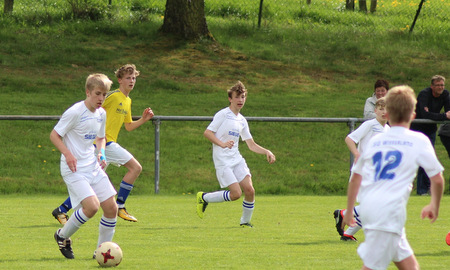 Micha Fuchs (links) auf dem Weg zum 3:1. (Foto: JSG Wisserland) 