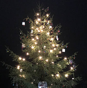 Der "Heinzelmnnchen-Weihnachtsbaum" am Spielplatz in Michelbach. Foto: AS