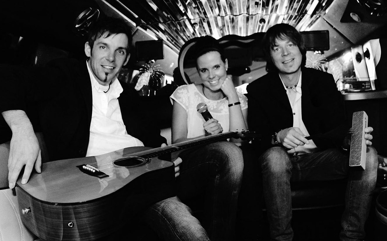 Das Akustik-Trio "Mille and MORE unterhlt mit Rock und Pop. (Foto: Mille and More)