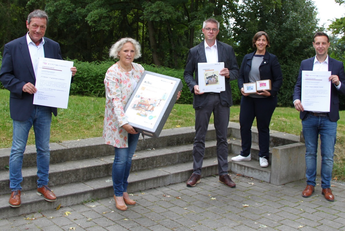 V.l.: Landrat Achim Schwickert (Westerwaldkreis), Susanne Kersten (Stffelmaus Schule), Peter Seelbach (Konrad-Adenauer-Gymnasium), Katharina Schlag (wfg) und Tim Thielen (MINT-Geschftsstelle).  (Fotoquelle: Pressestelle Westerwaldkreis)
