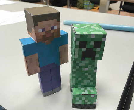 Beim Kreativ-Workshop Minecraft bastelten Mdchen und Jungen aus dem Landkreis Altenkirchen ihre eigenen Minecraft-Requisiten. (Foto: Kreisjugendpflege) 