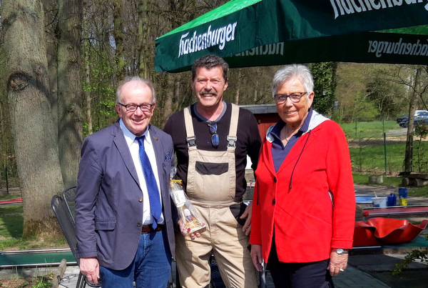 Ortsbrgermeisterin Hella Becker (rechts) und der Erste Beigeordnete der Verbandsgemeinde Flammersfeld, Rolf Schmidt-Markoski (links) besuchten den Pchter der Flammersfelder Minigolfanlage, Hans-Gerd Dewitz (Bildmitte), zur Saisonerffnung und dankten ihm fr sein Engagement. (Foto: Verbandsgemeindeverwaltung Flammersfeld) 