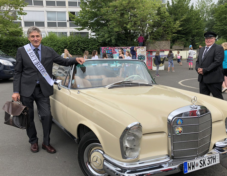 Am Tag seiner Verabschiedung war Automobil-Fan Edmunk Mink stilecht mit Chauffeur und Oldtimer abgeholt worden. (Foto: Nicole Helmert/Realschule) 