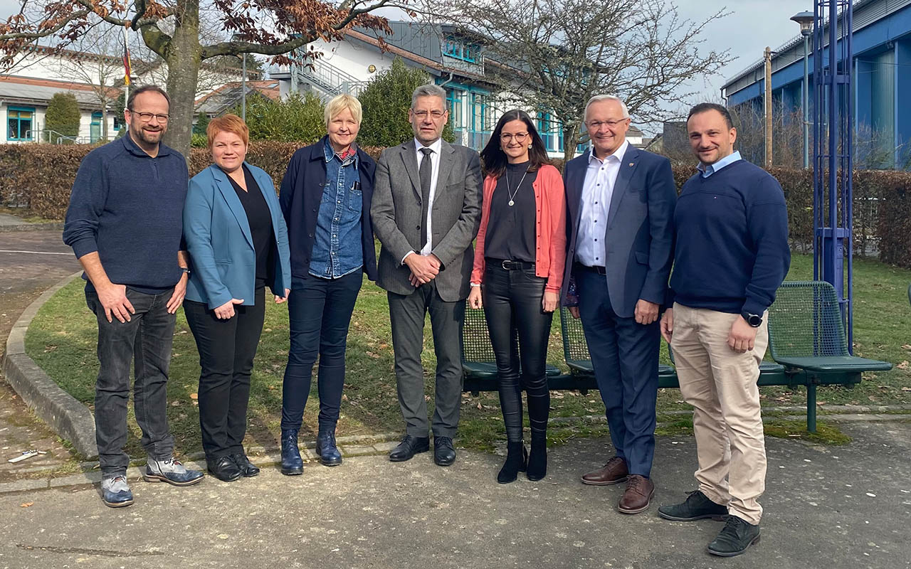 Von links: Bernd Salzer, Imke Lehleitner, Sabine Hacker, Jrg Kurtscheidt, Natalie Hees, Achim Hallerbach und Bengjamin Bajraktari. (Foto: Realschule plus Asbach)