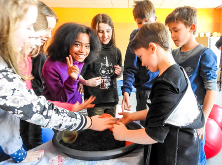 Schler der W. E. Ketteler-Grundschule Niederfischbach beim Experimentieren im Rahmen des Projekts MINTKids". (Foto: vem.die arbeitgeber e.V.)