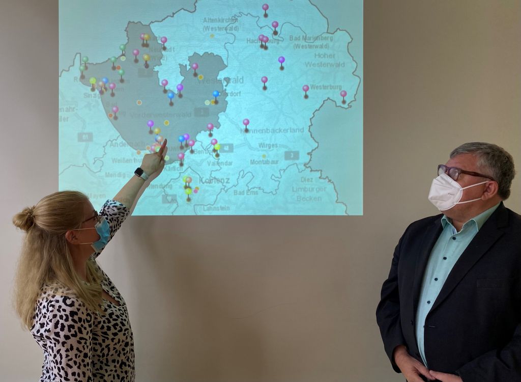 1. Kreisbeigeordneter Michael Mahlert und Bildungsmanagerin Laura Schaaf bei der Besprechung der interaktiven MINT-Landkarte. Foto: privat