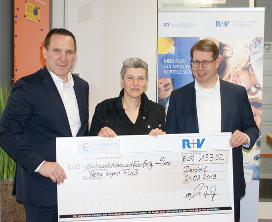 R+V-Vorstand Jens Hasselbcher (links) und Westerwald Bank-Vorstand Andreas Tillmanns beglckwnschten Petra Fu aus Ellenhausen zur Rckerstattung. (Foto: Westerwald Bank) 