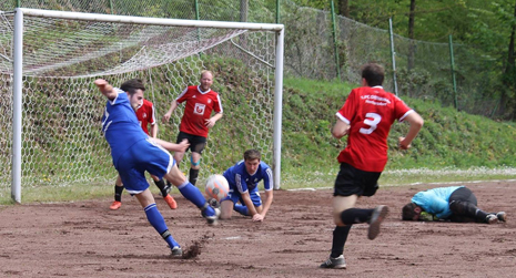 Die SG Mittelhof/Niederhvels in blau und der FC Offhausen trennten sich mit 1:1. Foto: Verein