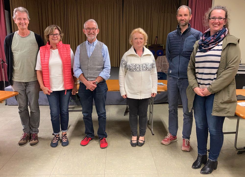 Der neu gewhlte Vorstand von rechts nach links: Die Schulleitungsmitglieder Stephanie Brand und Tibor Flpp (Beisitzer), Simone Gatz, Josef Ho (Vorsitzende), Marita Deimling (Kassiererin) und Edgar Ferenschild (Schriftfhrer). Foto: privat