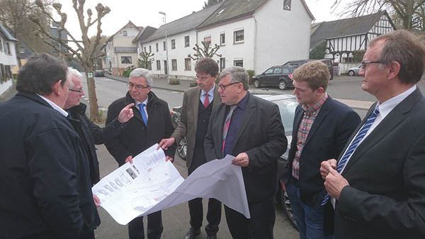 Informationsaustausch zur Neugestaltung des Dorfplatzes in Steimel. Von links: Ortsbrgermeister Wolfgang Theis, Puderbachs Verbandsbrgermeister Volker Mendel, Innenminister Roger Lewentz, Planer Ingo Dittrich, Michael Mahlert, SPD-Bundestagskandidat Martin Diedenhofen, Landrat Rainer Kaul. Foto: SPD