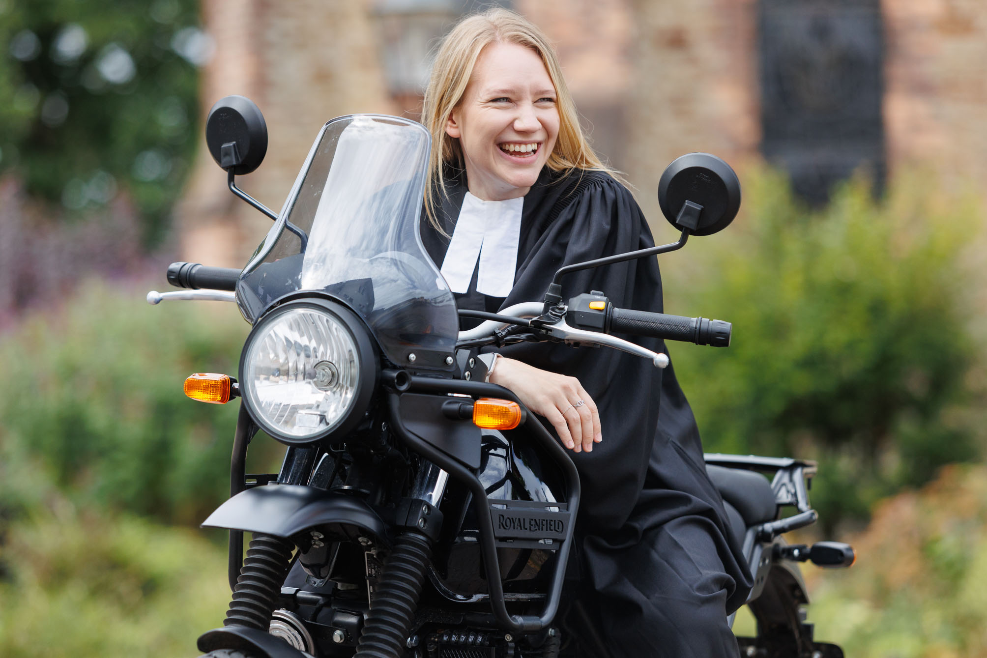 Ricarda Bosse absolviert ihr Vikariat in der Evangelischen Kirchengemeinde Hhr-Grenzhausen und fhrt selbst Motorrad. (Foto: Evangelische Kirche Dekanat Westerwald)