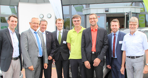 Die (E)-Mobilittswende im Westerwald gestalten wollen (von links) Pascal Stock (Klimaschutzmanager VG Leiningerland), Landrat Achim Hallerbach (Kreis Neuwied), Landrat Achim Schwickert (Westerwaldkreis), Peter Mller (Energieagentur Rheinland-Pfalz), Frank Repovs (Rabenkopf Brgerenergie), Professor Dr. Volker Quaschning (HTW Berlin), Florian Strunk (Elektromobilitt im lndlichen Raum) und Gnter Knautz (Kreisbeigeordneter Kreis Altenkirchen). (Foto: Veranstalter) 