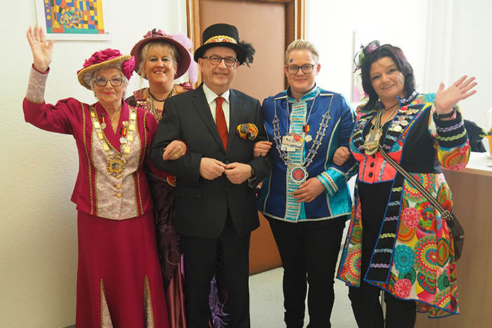 Von links: Brgermeister Kessler mit der Bendorfer Obermhn Marlene Cristant, der Mlhofener Obermhn Annika Mller, der Sayner Obermhn Claudia Kux und Sabine Stiller von den Stromberger Mhnen. Fotos: Stadt Bendorf