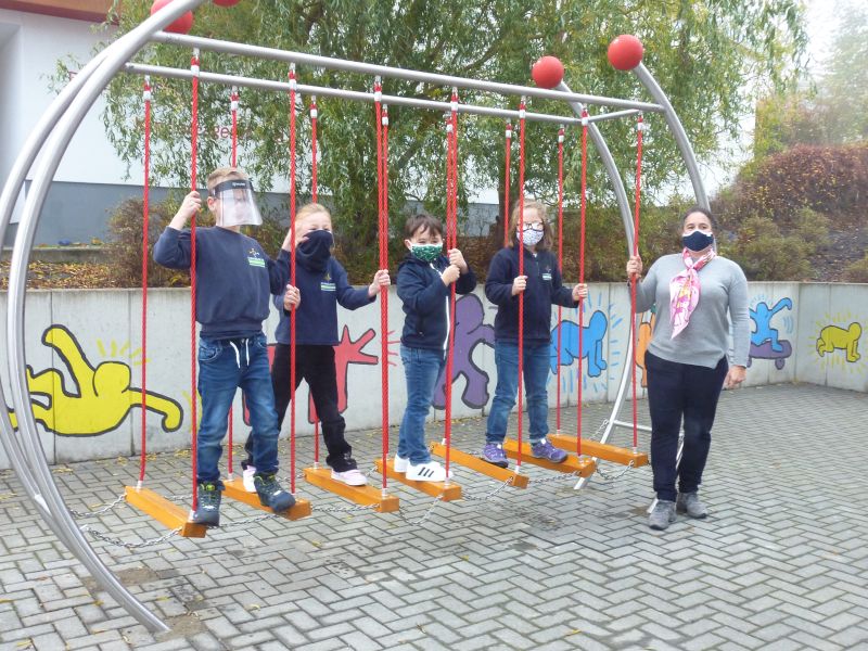 Grundschule Mogendorf: Kinder freuen sich ber neue Spielgerte