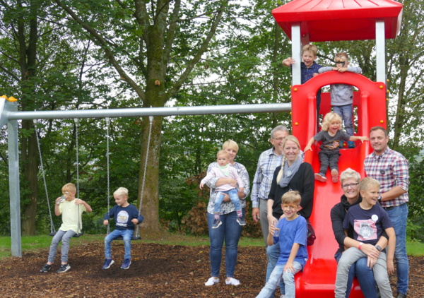 Die Rutsche am Spielplatz am Brgerhaus war in die Jahre gekommen, jetzt gibt es eine neue Kombination mit Doppelschaukel, Kletterturm und Rutsche. (Foto: ma)