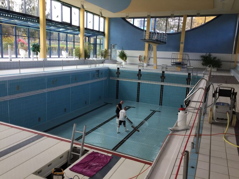 Bei der Grundreinigung im Mons-Tabor-Bad legen die Schwimmmeister selbst Hand an und schrubben das groe Variobecken. Foto: VG Montabaur